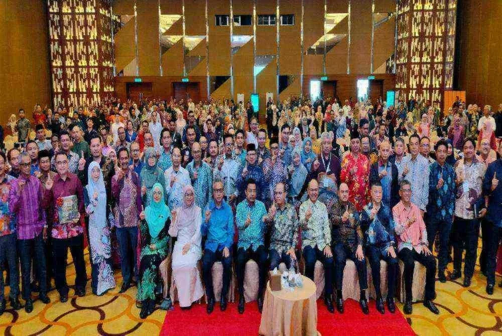 Wan Rosdy bergambar bersama VIP dan tetamu sempena Majlis Perasmian Hari Perancangan Bandar Sedunia Peringkat Negeri Pahang pada Khamis.