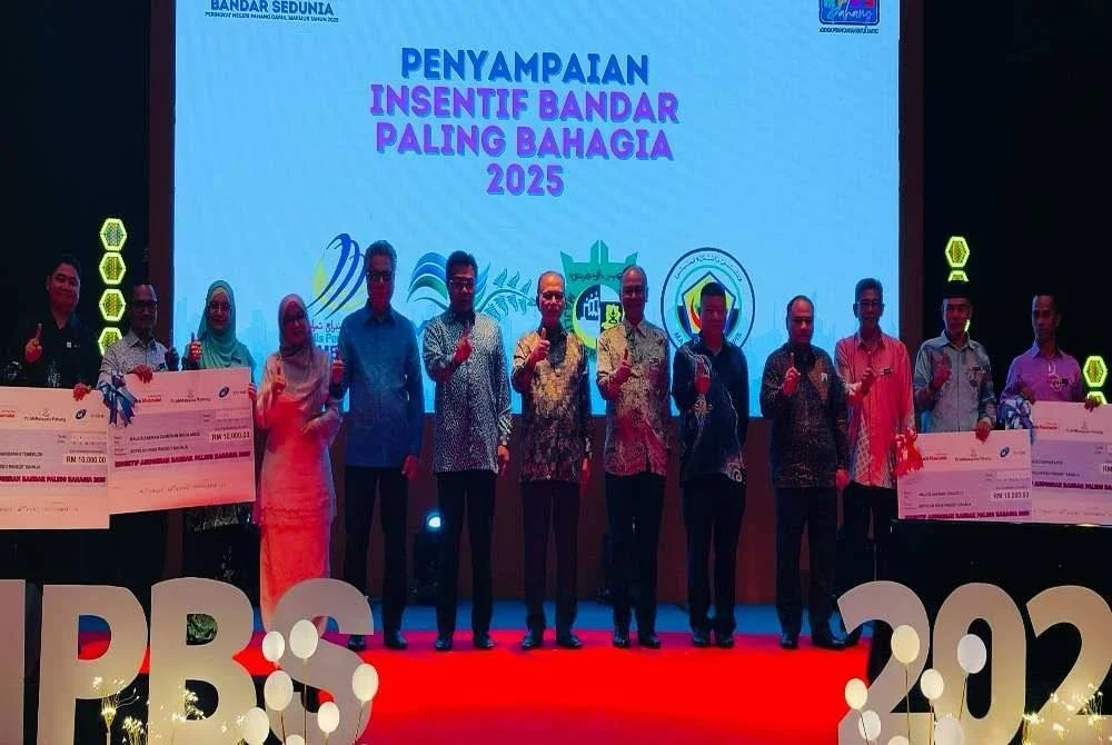 Wan Rosdy bersama wakil PBT yang menerima inisiatif khas selepas tersenarai dalam 20 bandar paling bahagia daripada 153 PBT di negera ini.