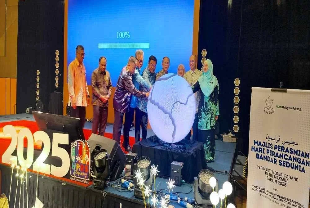 Wan Rosdy (empat dari kanan) menyempurnakan gimik perasmian Hari Perancangan Bandar Sedunia Peringkat Negeri Pahang pada Khamis.