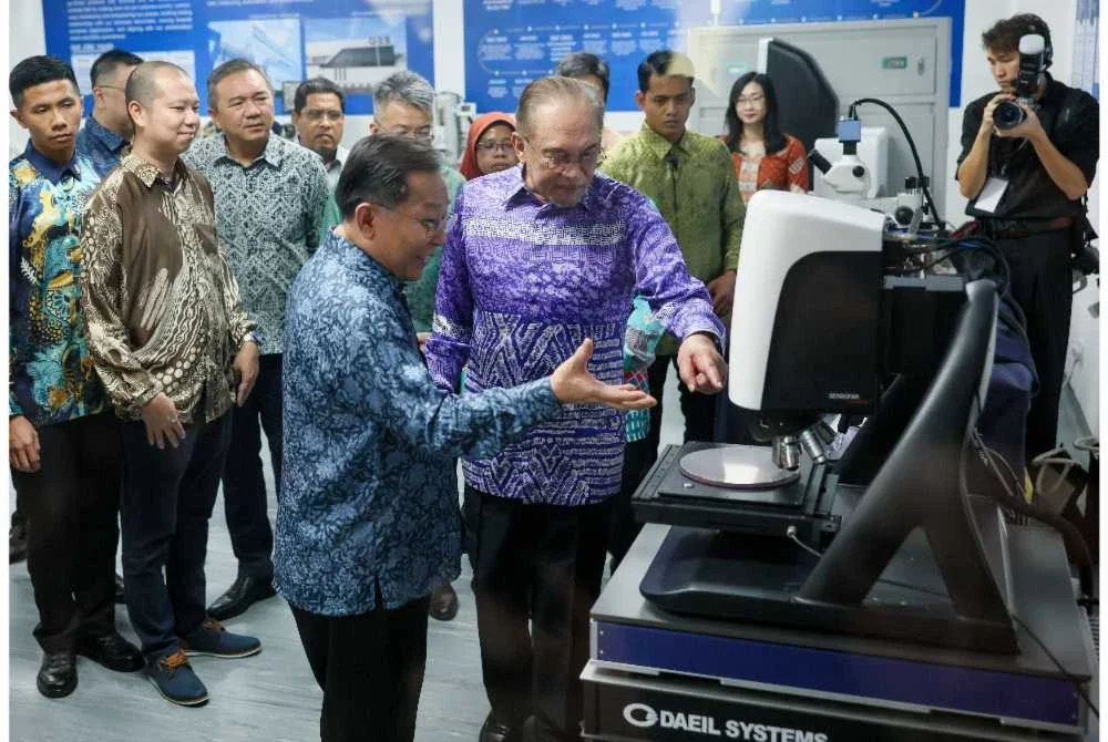 Anwar melawat ruang belajar Advance Semiconductor Academy of Malaysia (ASEM) pada Majlis Peluncuran Malaysia Semiconductor IC Design Park 2 di Coplace 9 Cyberjaya hari ini. - Foto: Bernama