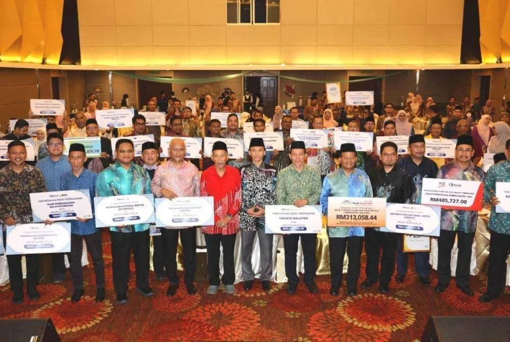 Shaikh Harun (tengah) bersama Ahmad Azrin (enam dari kanan) dan wakil syarikat korporat yang menunaikan zakat perniagaan sempena Majlis Penyerahan Zakat Korporat Kali Kedua 2025 di Kuala Terengganu pada Khamis.