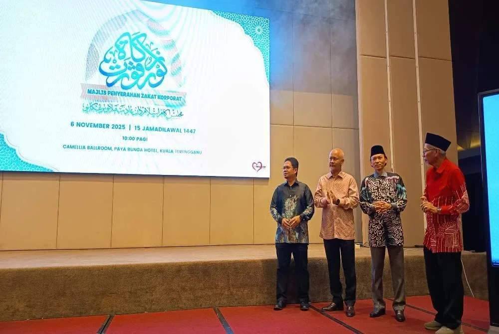 Shaikh Harun (kanan) menyempurnakan Pelancaran Majlis Penyerahan Zakat Korporat Kali Kedua 2025 di Kuala Terengganu pada Khamis.