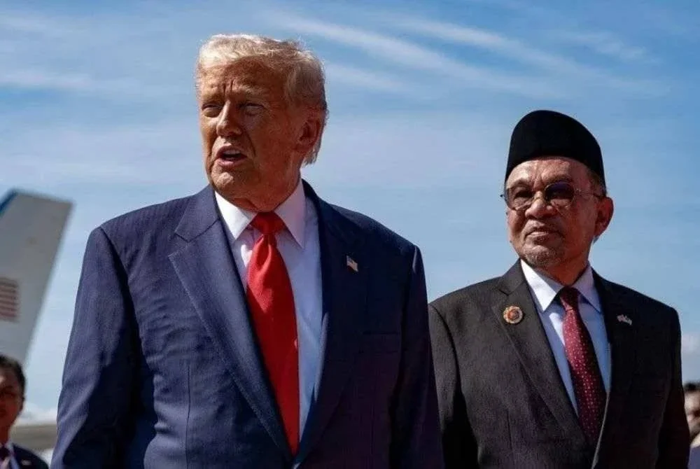 Anwar (kanan) ketika menyambut ketibaan Trump sempena Sidang Kemuncak ASEAN ke-47 dan Sidang Kemuncak Berkaitan di Kuala Lumpur baru-baru ini. - Foto: PMO