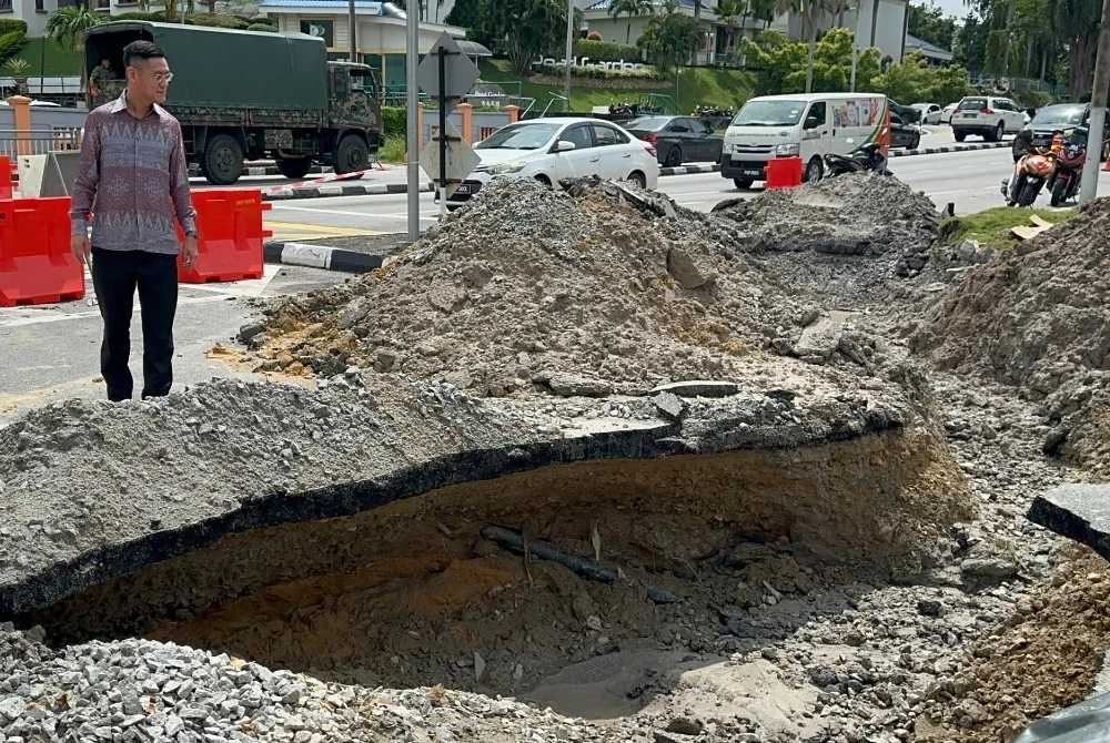 Zairil ketika meninjau lokasi lubang benam di Sungai Ara pada Khamis.