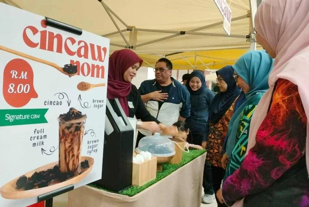 Tunku Iskandar Shah melawat reruai peserta Laman Sekupang.