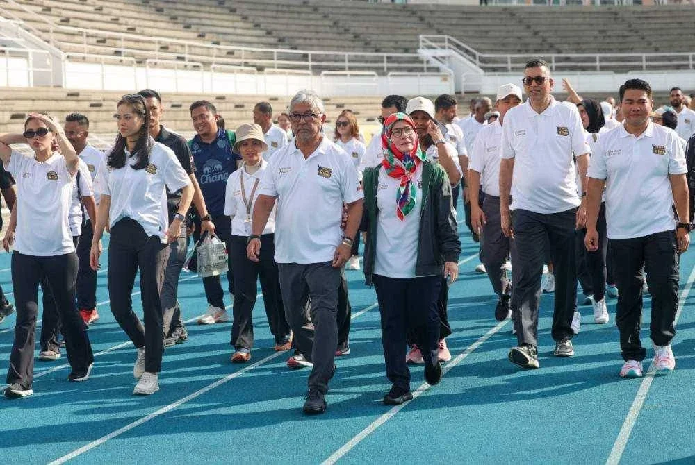 Sultan Pahang Al-Sultan Abdullah Ri’ayatuddin Al-Mustafa Billah Shah bersama Tengku Ampuan Pahang Tunku Azizah Aminah Maimunah Iskandariah berkenan berangkat menyertai Walk With Al-Sultan Abdullah: The King of Sports di Stadium Merdeka. - Foto BERNAMA