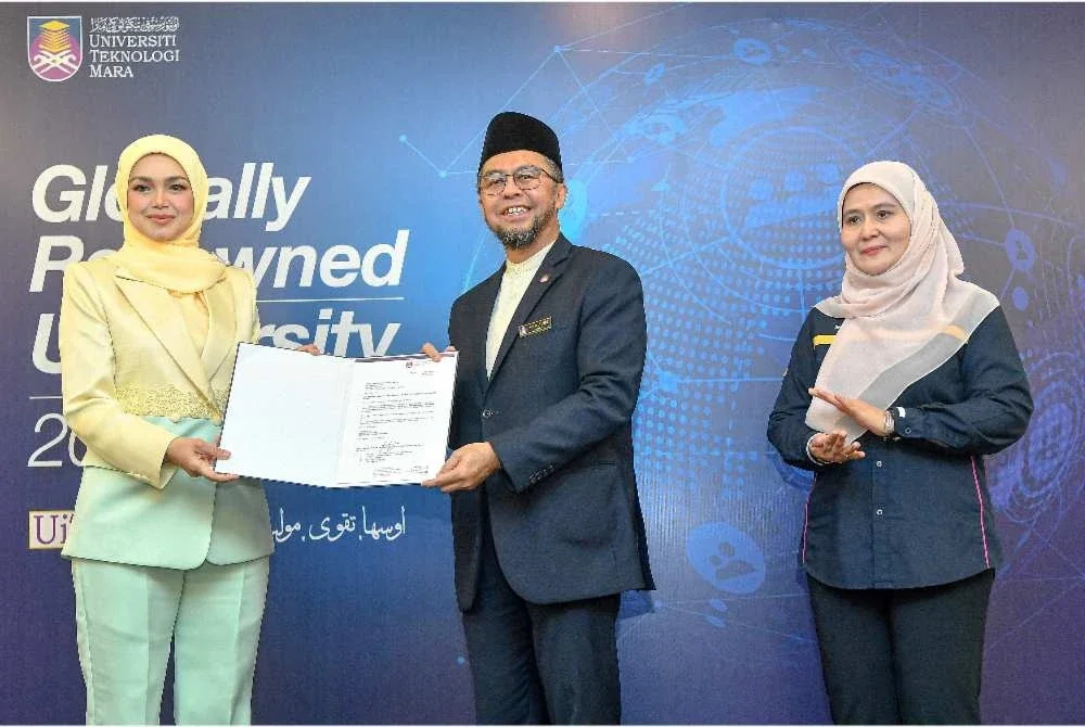 Dr Shahrin Sahib (tengah) menyerahkan surat pelantikan kepada Siti Nurhaliza (kiri) ketika Majlis Penyerahan Surat Pelantikan Profesor Adjung Fakulti Pengurusan dan Perniagaan di Bangunan Canselori UiTM Shah Alam hari ini. - Foto: Bernama
