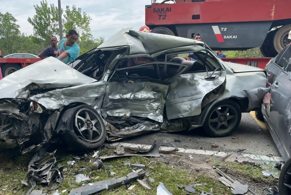 Keadaan kereta Proton Wira dipandu mangsa yang remuk selepas bertembung dengan sebuah BMW di Jalan Bukit Kor, Marang pada Khamis.