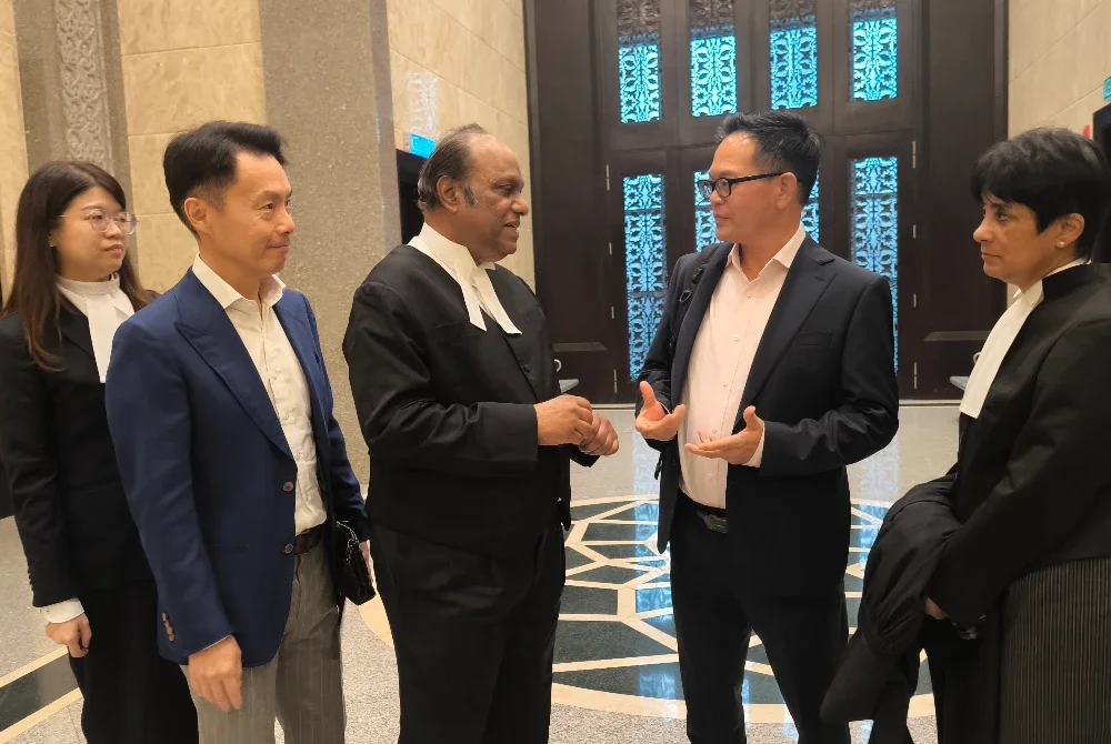 Cyrus (tiga dari kiri) hadir ke Mahkamah Persekutuan Putrajaya pada Khamis.