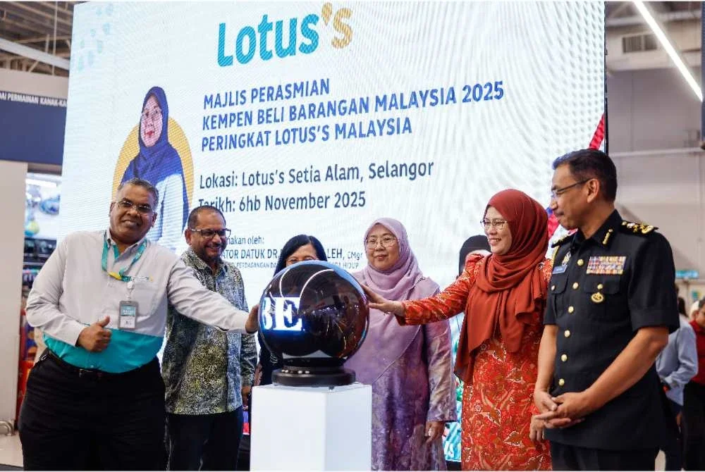 Fuziah (tiga dari kanan) ketika melakukan Perasmian Kempen Beli Barangan Malaysia 2025 Peringkat Lotus’s Malaysia di Pasaraya Lotus’s Setia Alam hari ini. - Foto: Bernama