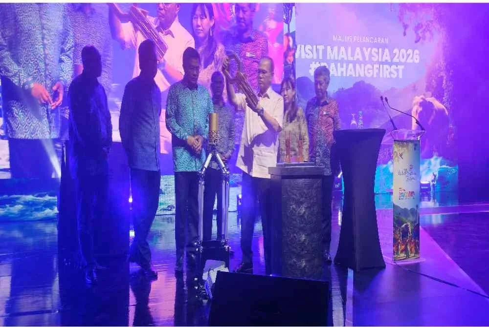Wan Rosdy menyempurnakan gimik pelancaran Visit Malaysia 2025-Pahang First di KOMPSAS, pada Khamis.