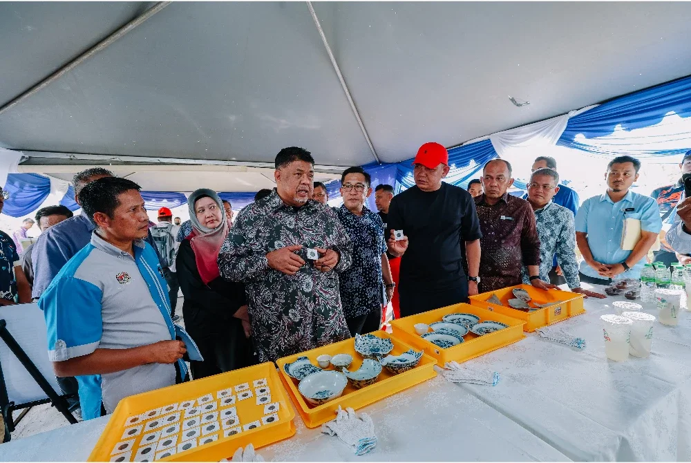 Ab Rauf melihat artifak yang ditemui di lokasi Tapak Ekskavasi Penyelamatan Kapal Purba Melaka.