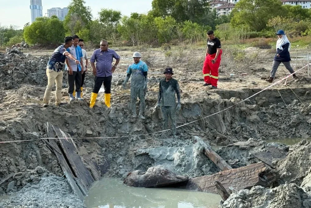 Kerja-kerja cari gali bahan sejarah di lokasi berhampiran Pulau Melaka di sini.