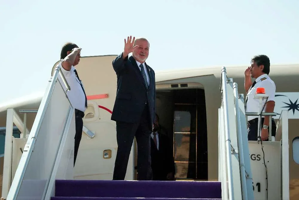 Sultan Ibrahim hari ini berangkat ke Bahrain selepas mengakhiri lawatan negara selama empat hari ke Arab Saudi. - Foto: Bernama