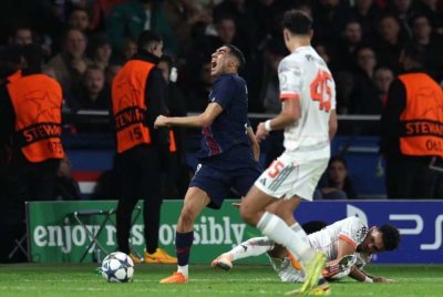 Terjahan keras Diaz terhadap Hakimi menyebabkan buku lali bintang PSG itu terlipat. Foto Agensi