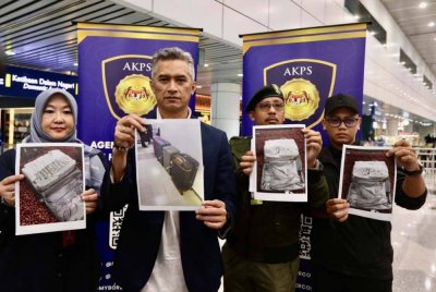 Mohd Shuhaily (dua kiri) menunjukkan dadah yang dirampas.