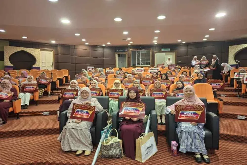 Siti Hajar Hidayati (tengah) bergambar ketika menghadiri Program Usrah Fiqh An-Nisa' anjuran Bahagian Hal Ehwal Islam UiTM dengan kerjasama WUIF.