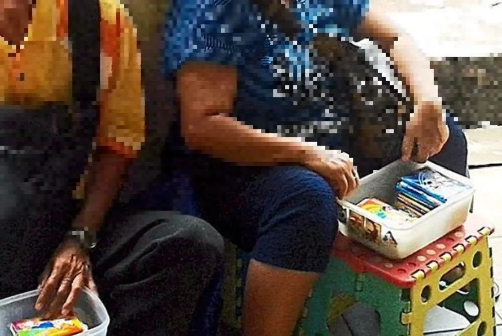 Kalau kita imbas balik 20 tahun dahulu, golongan OKU yang jual tisu biasanya duduk di kaki lima sambil nyanyi atau main alat muzik yang menjadi tarikan orang ramai. Gambar hiasan 