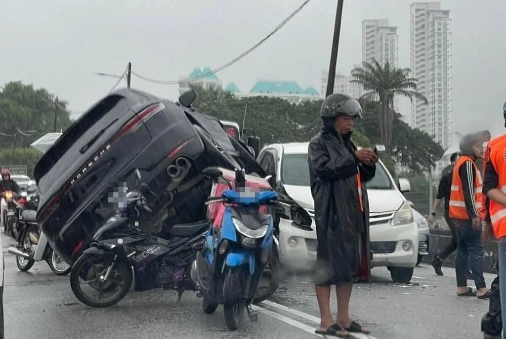 SUV terbabit dipercayai cuba mengelak sebuah motosikal lain yang memasuki laluannya sebelum hilang kawalan lalu terbabas ke laluan bertentangan.