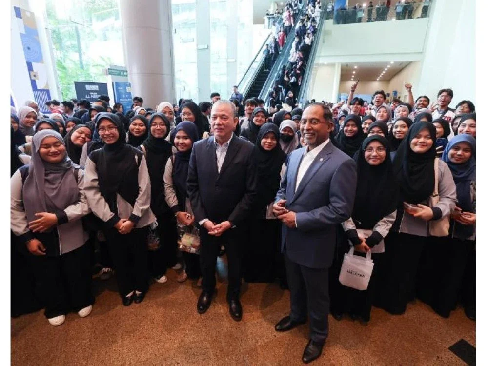 Timbalan Perdana Menteri, Datuk Seri Fadillah Yusof dan Menteri Pengajian Tinggi, Datuk Seri Dr Zambry Abdul Kadir bergambar bersama pelajar-pelajar ketika hadir pada Festival Idea Putrajaya 2025 yang diadakan pada Rabu. - FOTO: ROSLI TALIB