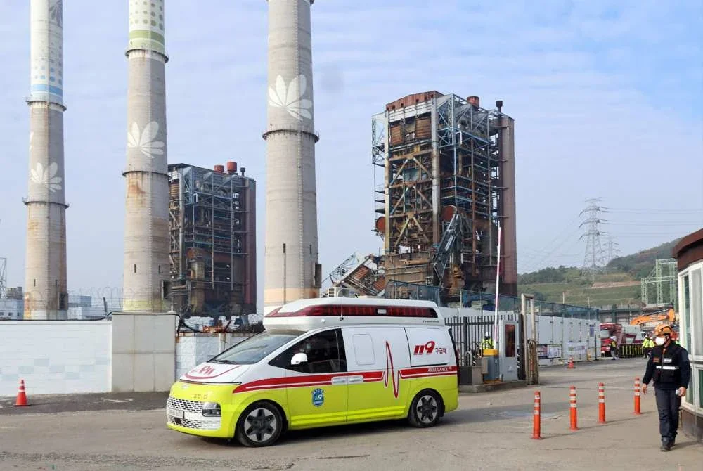 Sebuah ambulans membawa mangsa yang diselamatkan dari runtuhan menara dandang setinggi 60 meter di Korea East-West Power Corporation di bandar Ulsan, timur daya Korea Selatan. Foto AFP