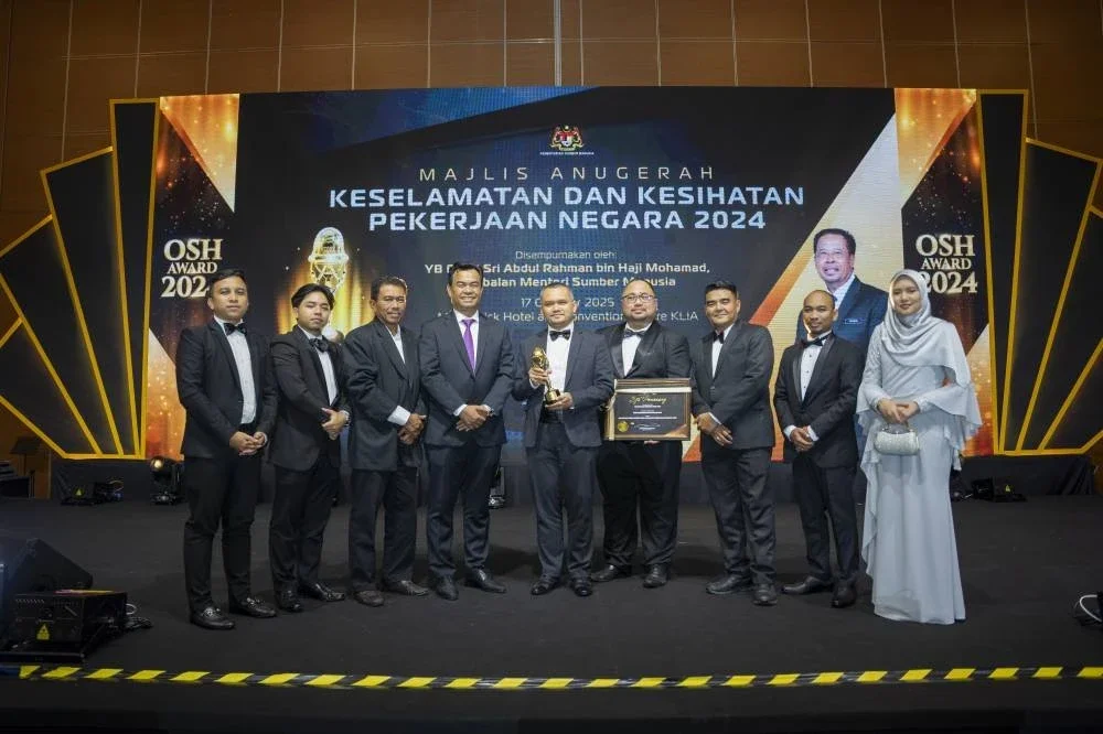 Mohd Bazli bersama Ketua-ketua Jabatan dan Kakitangan KSSB menghadiri Majlis Anugerah Keselamatan dan Kesihatan Pekerjaan Negara 2024.