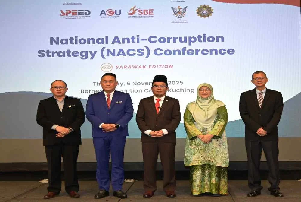 Ahmad Khusairi (dua dari kiri) hadir Majlis Perasmian Persidangan NACS Edisi Sarawak di Pusat Konvensyen Borneo Kuching pada Khamis. Foto: SPRM