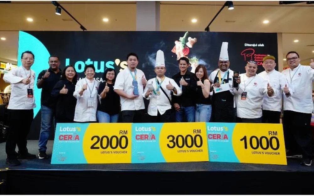 Ketua Pegawai Ketua Pegawai Eksekutif Lotus's Malaysia, Saksit Malaysia, Saksit Panurach (enam dari kanan) bergambar bergambar bergambar bersama pengurusan, juri pengurusan, juri dan pemenang dan pemenang utama dalam Lotus's Masak- Masak Ceria 2025 di sini pada Ahad.