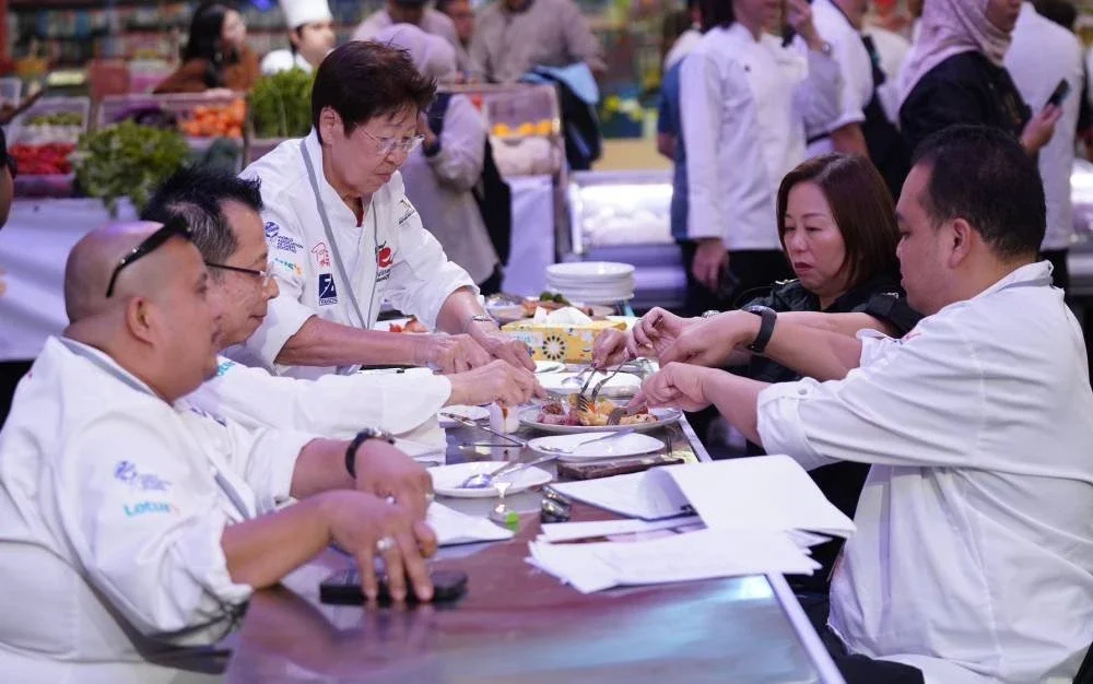 Barisan juri menilai hidangan yang dihasilkan oleh peserta pertandingan.