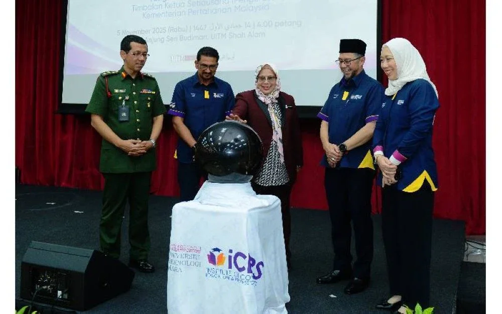 Roszanina (tengah) bersama pimpinan UiTM pada Majlis Perasmian Program UiTM-Mindef WBL 2.0 bertempat di Anjung Seri Budiman UiTM Shah Alam, di sini pada Rabu.