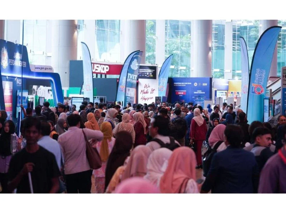 Pengunjung memenuhi ruang pameran Putrajaya FOI di PICC.