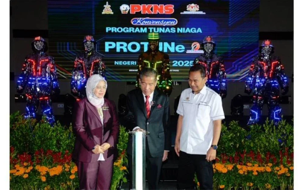 Md Kamarzan (tengah) merasmikan Konvensyen PROTUNe 2025 di Ibu Pejabat PKNS, Shah Alam pada Selasa.
