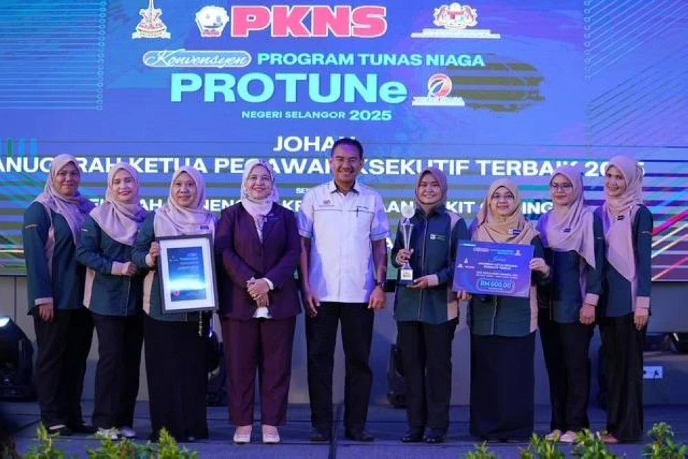 Yuzawati (empat dari kiri) bersama pemenang Ketua Pegawai Eksekutif Terbaik 2025, Nur Alya Jazila (empat dari kanan) dari Sekolah Menengah Kebangsaan Bukit Gading.