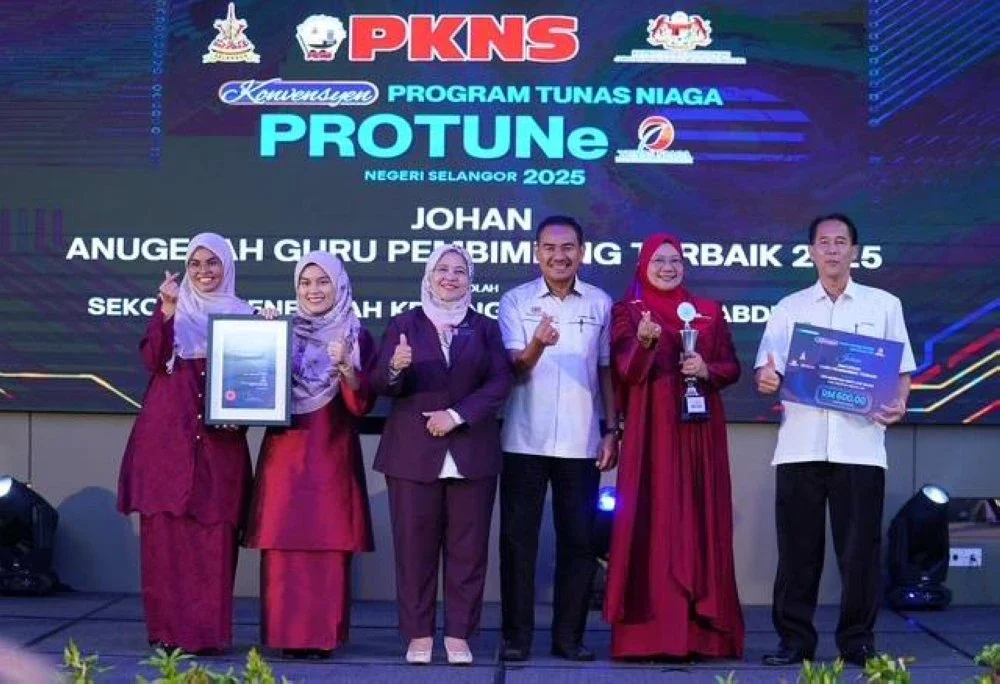 Yuzawati (tiga dari kiri) bersama penerima johan bagi Anugerah Guru Pembimbing Terbaik 2025 iaitu Siti Mereyan Che Ngah (dua, kanan) dari SMK Munshi Abdullah.