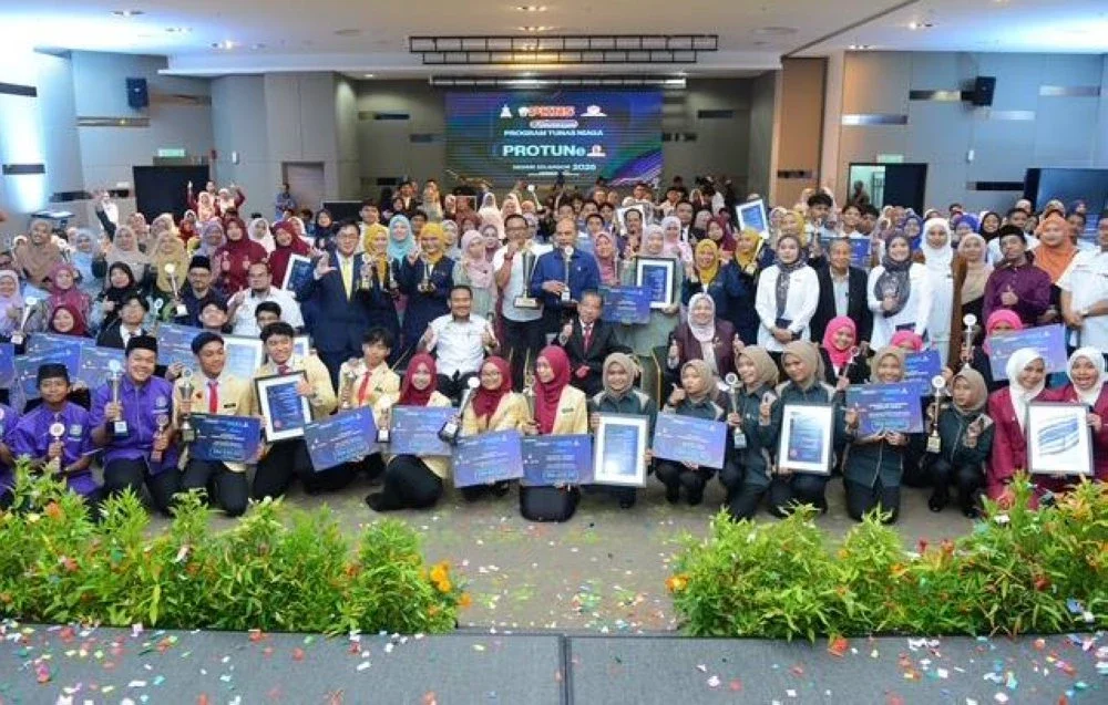 Md Kamarzan (tengah) bersama pemenang anugerah yang dipertandingkan pada Majlis Konvensyen PROTUNe 2025 di Ibu Pejabat PKNS pada Selasa.