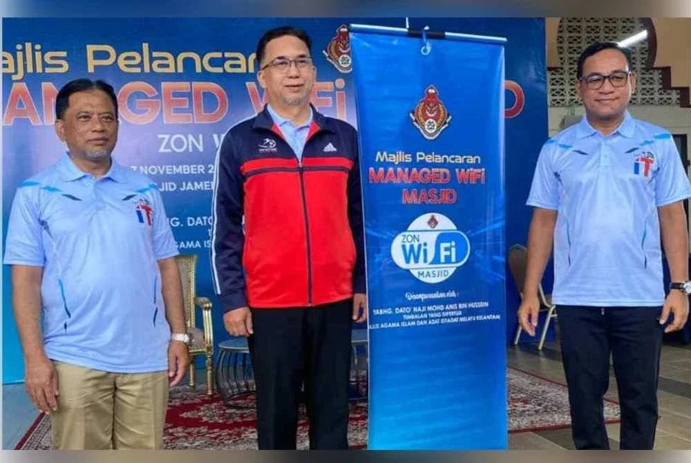 Mohd Anis (tengah) merasmikan Program Let's Do I.T 2025 di Masjid Jamek As-Salam Pengkalan Chepa di Kota Bharu, pada Jumaat.