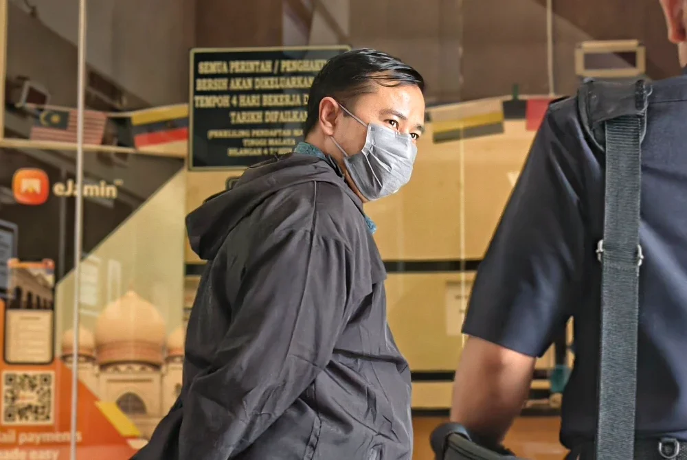 Nazrulhisham dibawa polis ke Mahkamah Sesyen di sini pada Jumaat.