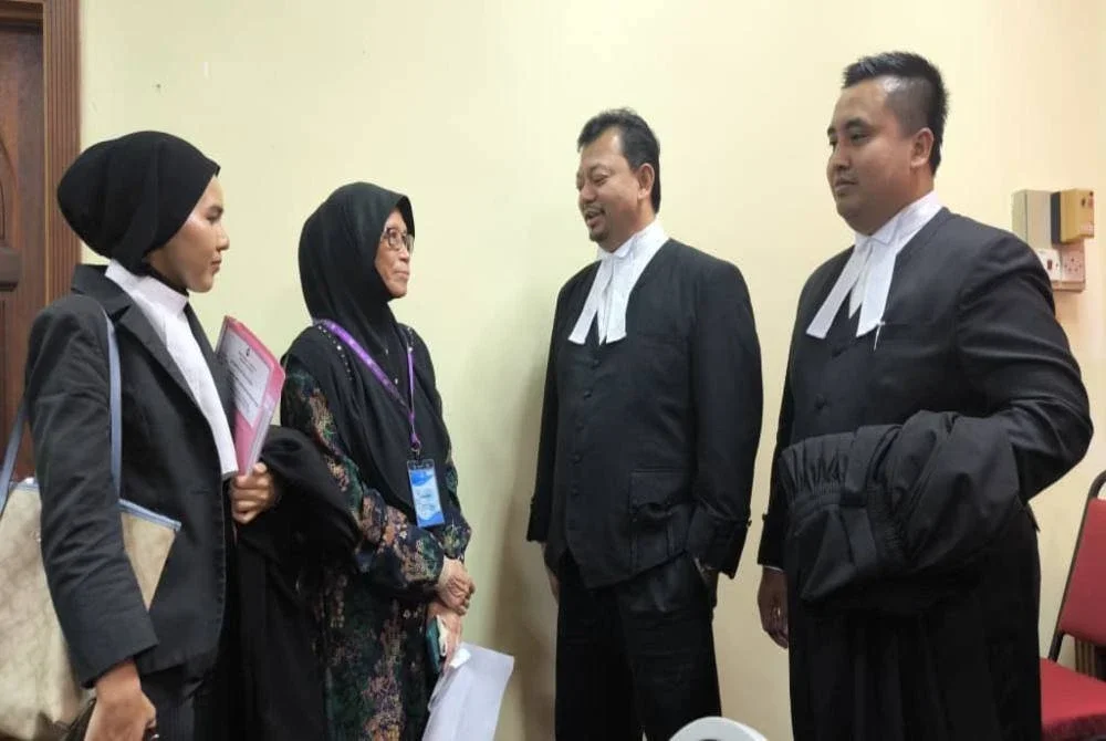 Hamimah (dua dari kiri) ketika ditemui di luar Kompleks Mahkamah Penjara Kajang pada Jumaat.