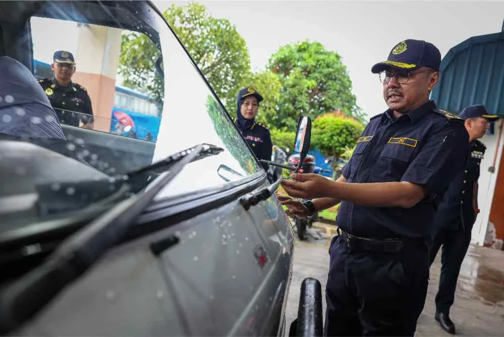 Zulkifly ketika Ops Khas Bas Pekerja di Lebuhraya Tun Dr Lim Chong Eu awal pagi Jumaat. Foto Bernama