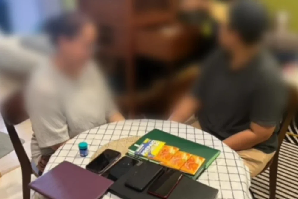 Dua 'pegawai kanan polis' wanita yang dicekup pada Rabu lalu selepas cuba menipu pasangan kekasih kononnya ditahan atas kesalahan khalwat.