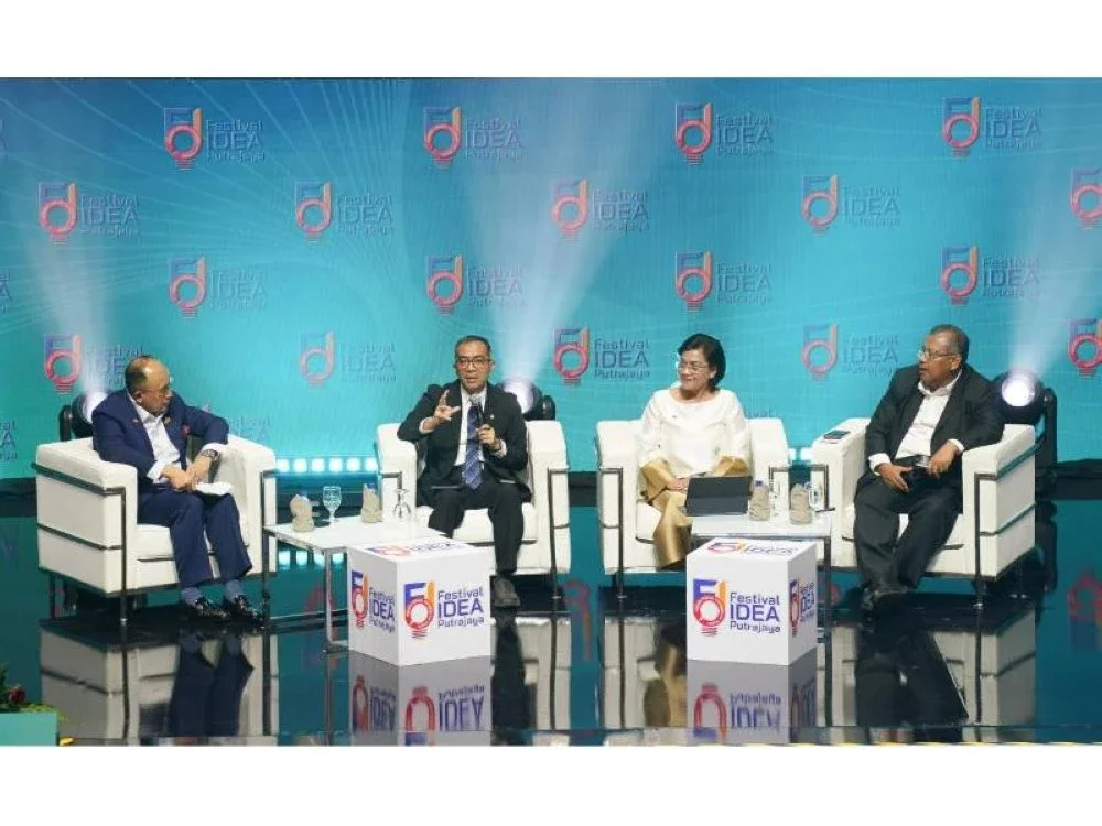 Dari kiri, moderator, Ketua Pegawai Eksekutif, Education Malaysia Global Services (EMGS), Novie Tajuddin, panelis, Menteri Pendidikan Tinggi, Sains dan Teknologi Indonesia, Professor Brian Yuliarto, Pengerusi Suruhanjaya Pendidikan Tinggi (CHED) Filipina Shirley Castaneda Agrupis, Pengarah Institut Pembangunan dan Kemajuan Inklusif Malaysia, Universiti Kebangsaan Malaysia (MINDA-UKM), Professor Tan Sri Dr Noor Azlan Ghazali pada Forum Menteri Pendidikan Tinggi di Festival IDEA Putrajaya 2025 pada Rabu. -FOTO: ROSLI TALIB