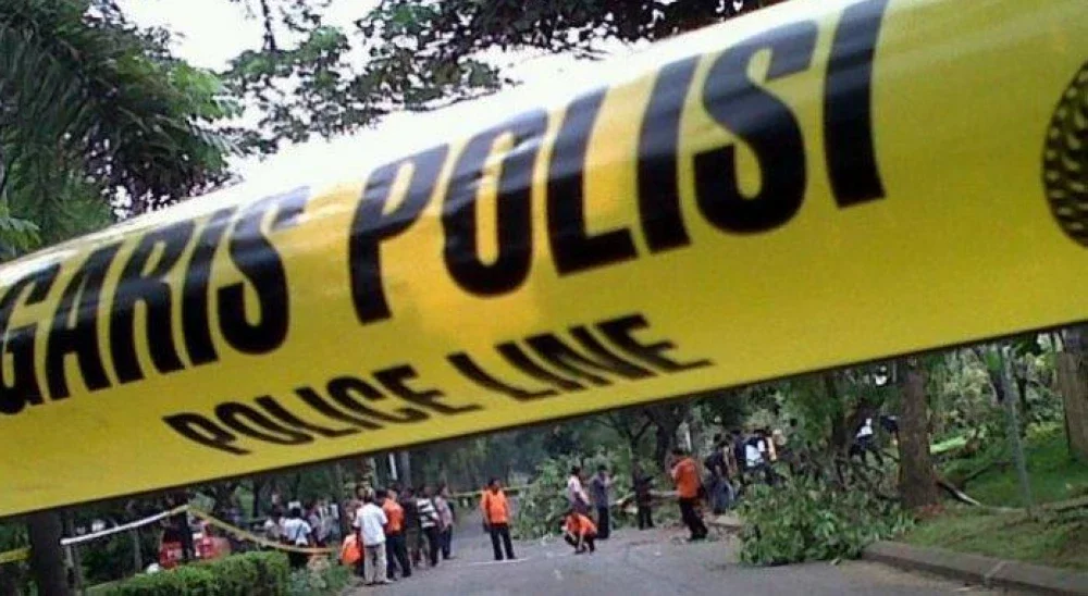 Polis kini mengawal keadaan di Sekolah Menengah Atas Negeri 72 Jakarta, Kelapa Gading. Foto Agensi