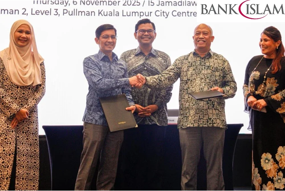 Mohd Muazzam (dua dari kiri) dan Ir Zulkiflee (dua dari kanan) bertukar MoU yang telah ditandatangani sambil disaksikan Akmal Nasrullah (tengah), Sharifah Sarah (kiri) serta Zaleha (kanan) dalam satu majlis di Kuala Lumpur baru-baru ini.