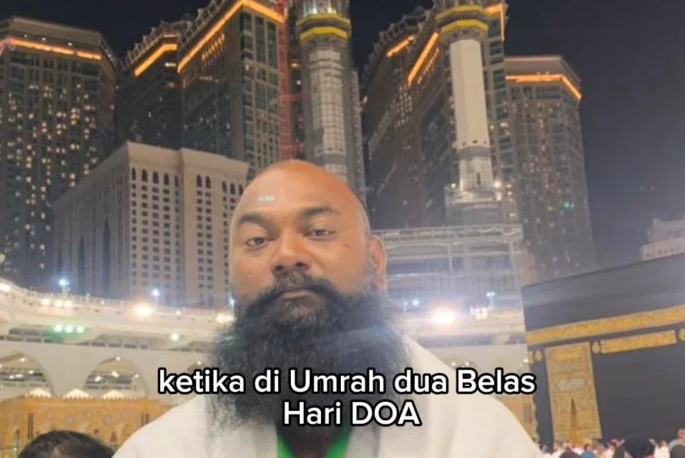 Ketika menunaikan umrah selama 12 hari baru-baru ini, Muhammad Mikhael tidak putus berdoa di hadapan Kaabah agar dibukakan pintu hati ibunya menerima Islam. - Foto Facebook Mc Rock (Muka Gangster)