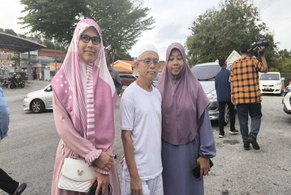 Antara individu yang dibebaskan dari Penjara Kajang pada jam 5.40 petang Jumaat.