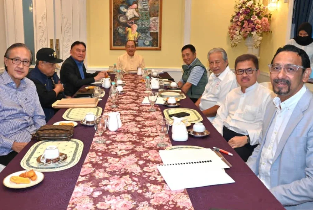 Hajiji (tengah) ketika mempengerusikan mesyuarat Majlis Presiden GRS di Sri Gaya Kota Kinabalu pada Jumaat. 