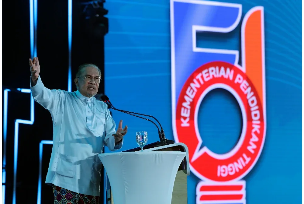 Perdana Menteri, Datuk Seri Anwar Ibrahim berucap pada penutup Festival Idea Putrajaya 2025 di Pusat Konvensyen Antarabangsa Putrajaya (PICC) hari ini. Foto Bernama 