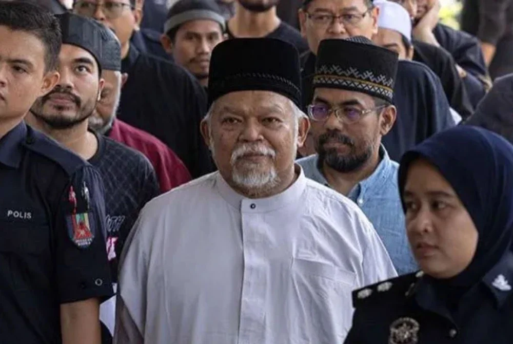 Nasiruddin (baju putih), anak pengasas Al-Arqam serta 11 pemimpin sah dibebaskan selepas menjalani hukuman 13 bulan 20 hari di Penjara Sungai Buloh. - Gambar fail