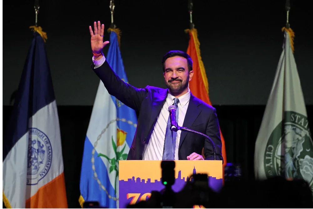 Mamdani meraikan kemenangannya bersama penyokong di Brooklyn Paramount Theater, New York.