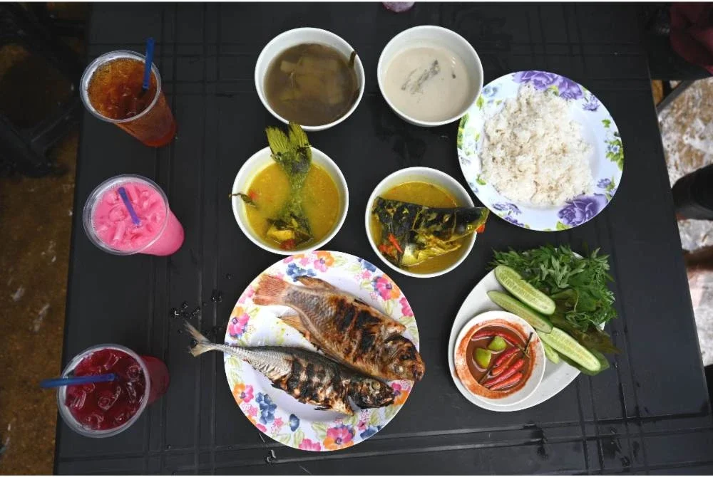 Sebahagian daripada menu yang disediakan di Warung Sungai Berakir, Kampung Tapah, Hulu Terengganu.